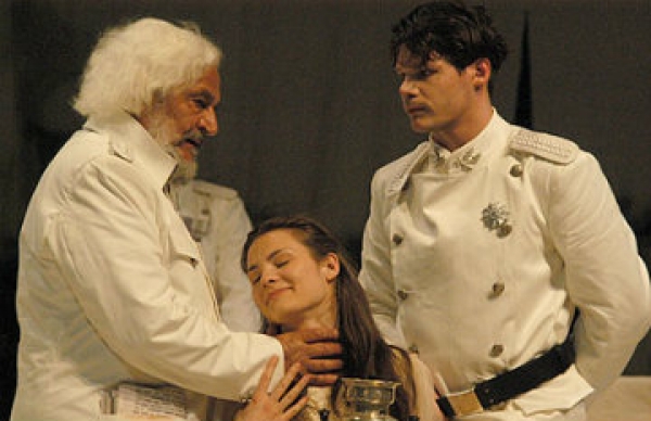 H&aacute;rom nőv&eacute;r