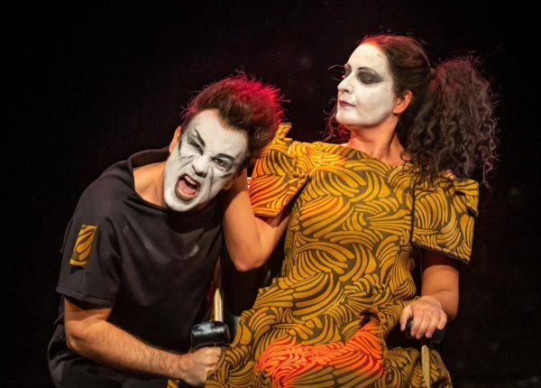 Alice az &aacute;gyban