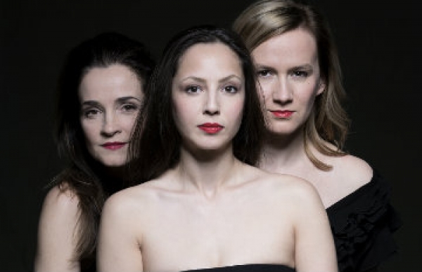 H&aacute;rom nőv&eacute;r