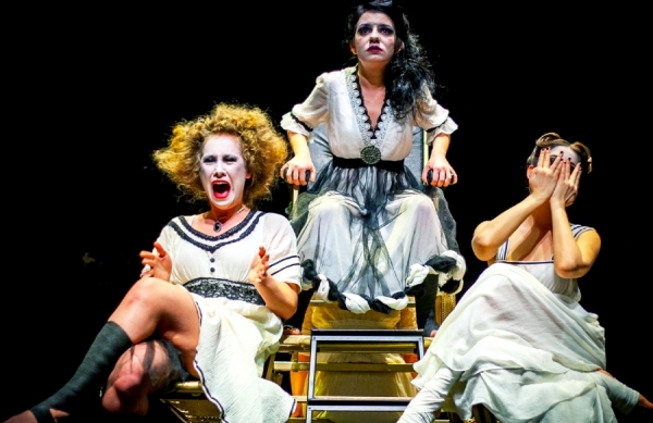 Alice az &aacute;gyban